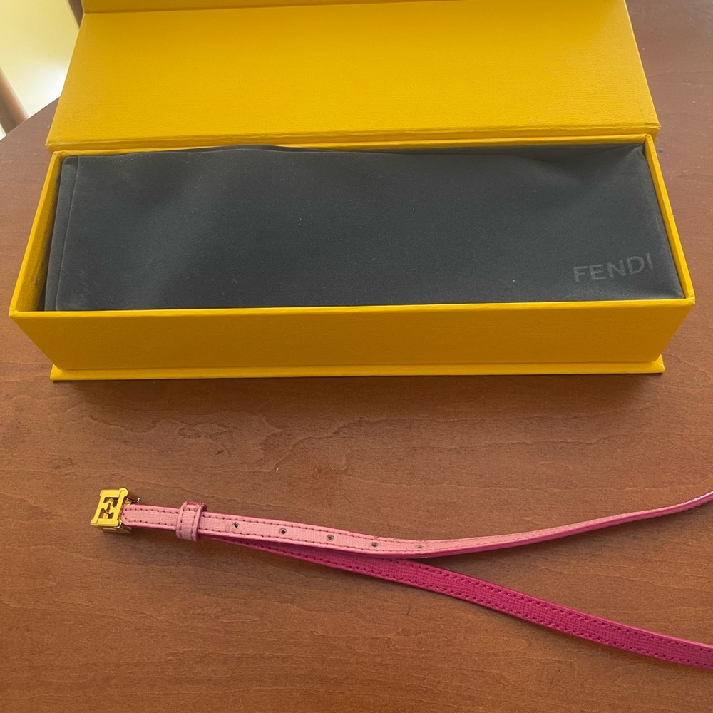 Fendi two toned Pink belt with Gold FF Buckle. Total length 36”. 🩷